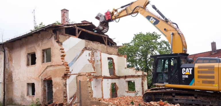 Ảnh: Phá dỡ nhà ở có cần xin phép không?